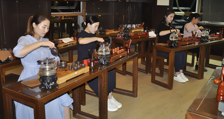 运城茶艺培训学员问天晟茶艺培训学校:一月茶艺师培训班有吗?